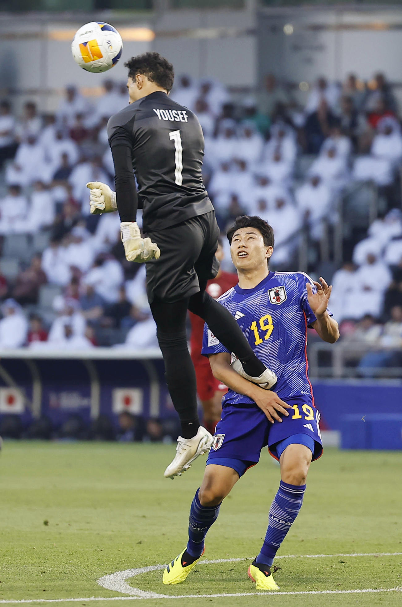 日本－カタール　前半、細谷と競り合うカタールのGKアブドラハ（1）。この後、退場処分となる（共同）