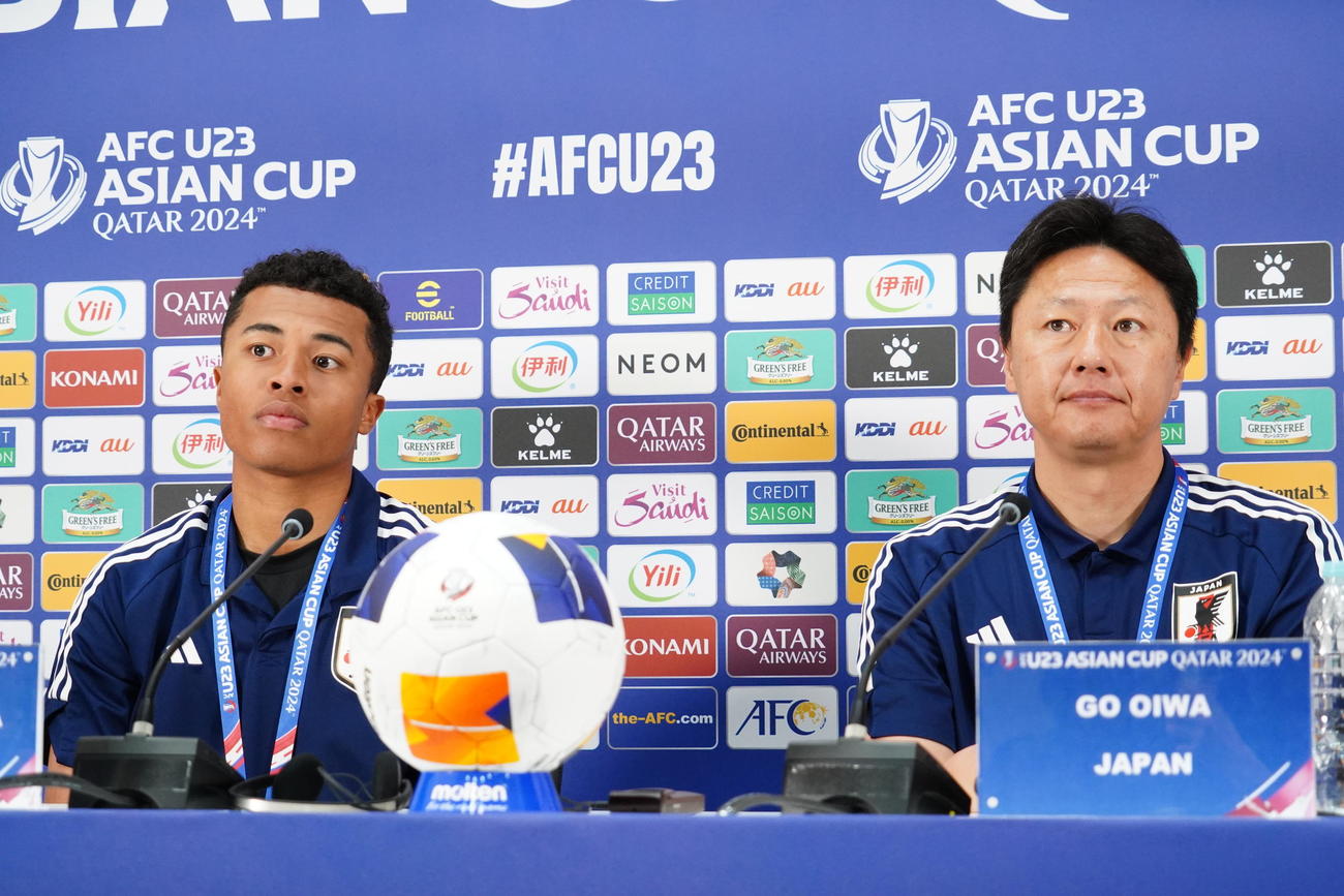 U－23アジア杯カタール大会準決勝イラク戦に向けた前日会見に出席したU－23日本代表MF藤田譲瑠チマ主将（左）と大岩剛監督（撮影・佐藤成）