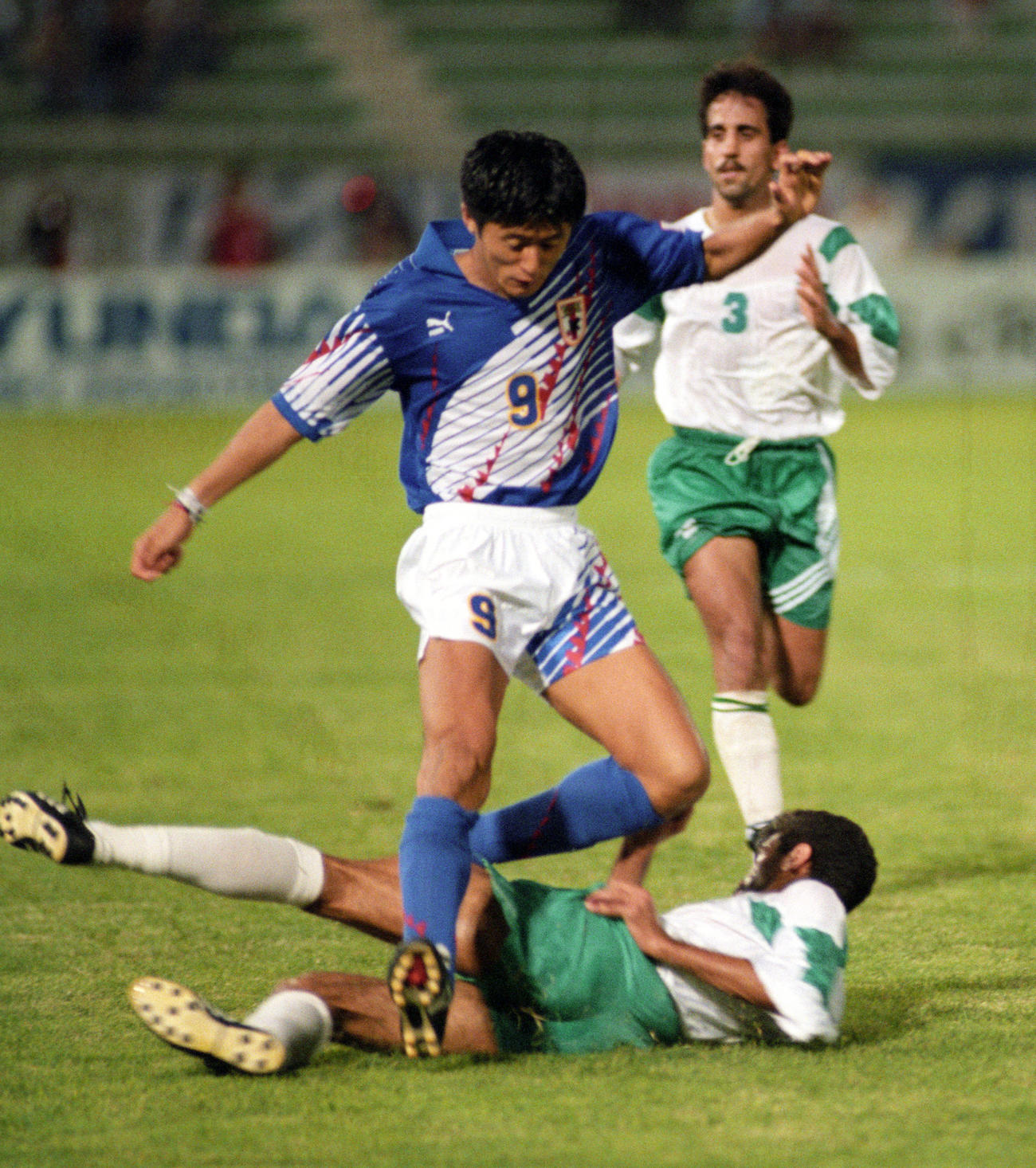 W杯米国大会アジア最終予選　日本対イラク　相手のタックルを受ける武田修宏（1993年10月28日）