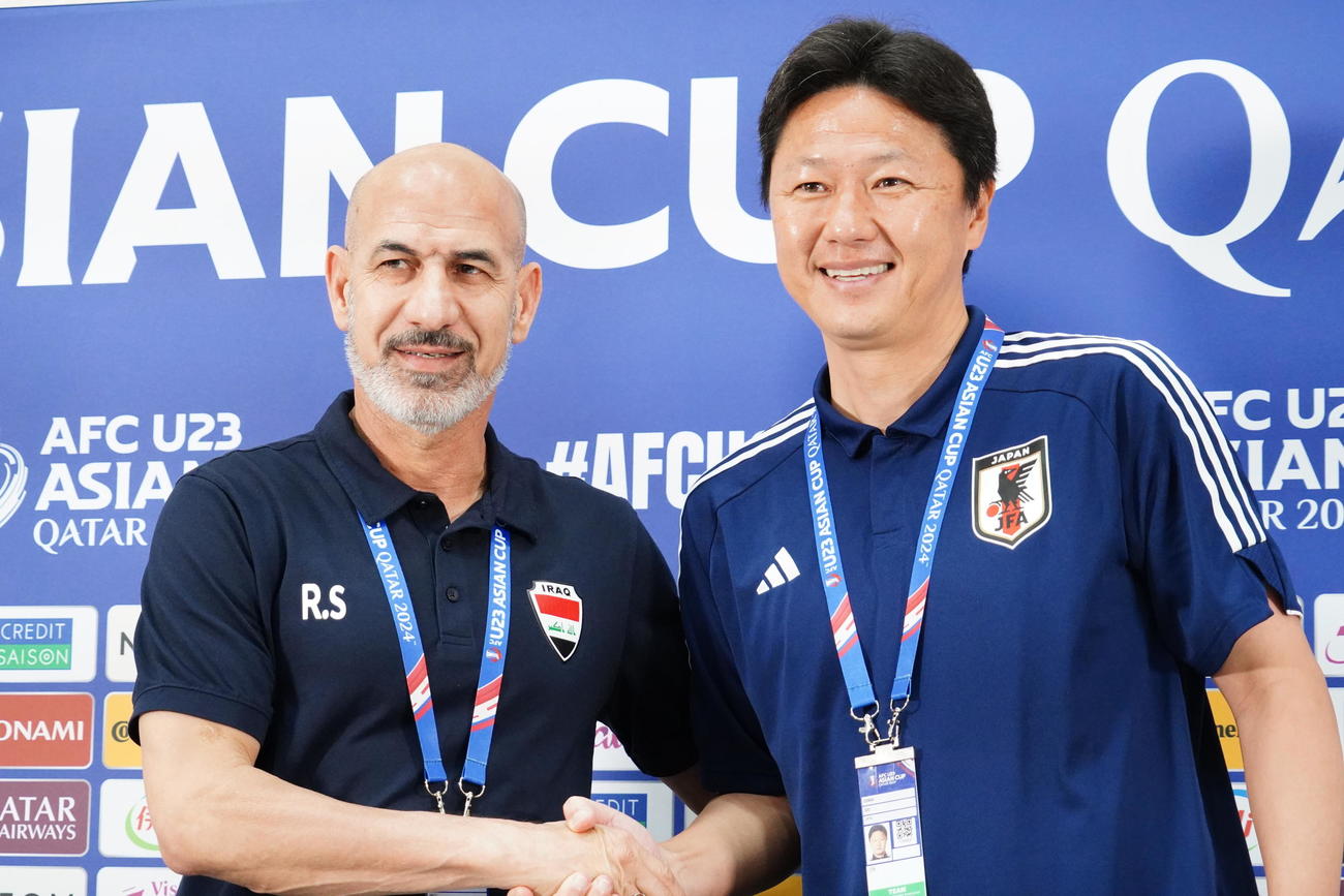 U－23アジア杯カタール大会準決勝日本－イラクの前日会見に出席したU－23イラク代表ラズィ監督（左）とU－23日本代表大岩剛監督（撮影・佐藤成）