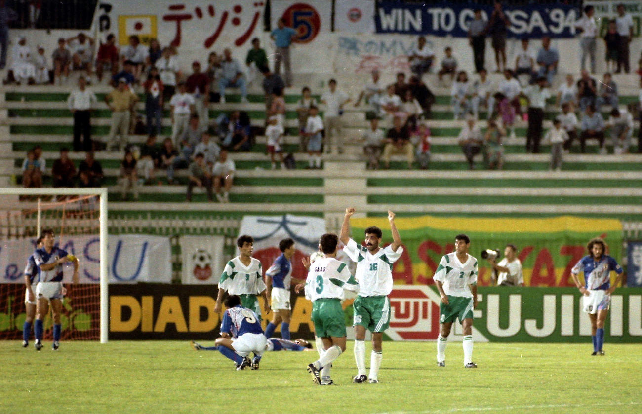 93年10月　日本対イラク　後半、ロスタイムに同点し喜ぶイラクイレブン。右端はラモス瑠偉