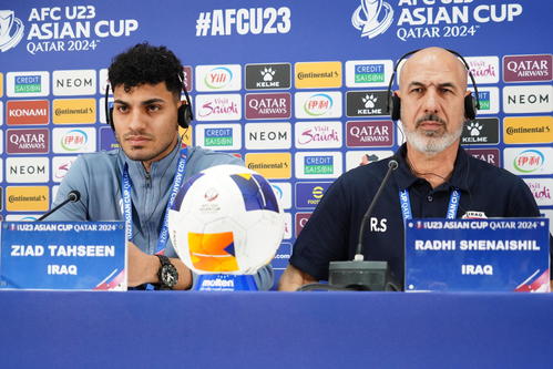 U－23アジア杯カタール大会準決勝日本－イラクの前日会見に出席したU－23イラク代表DFザイド（左）とラズィ監督（撮影・佐藤成）