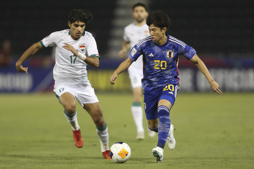 日本対イラク　ムスタファ（左）と競り合う平河（AP）