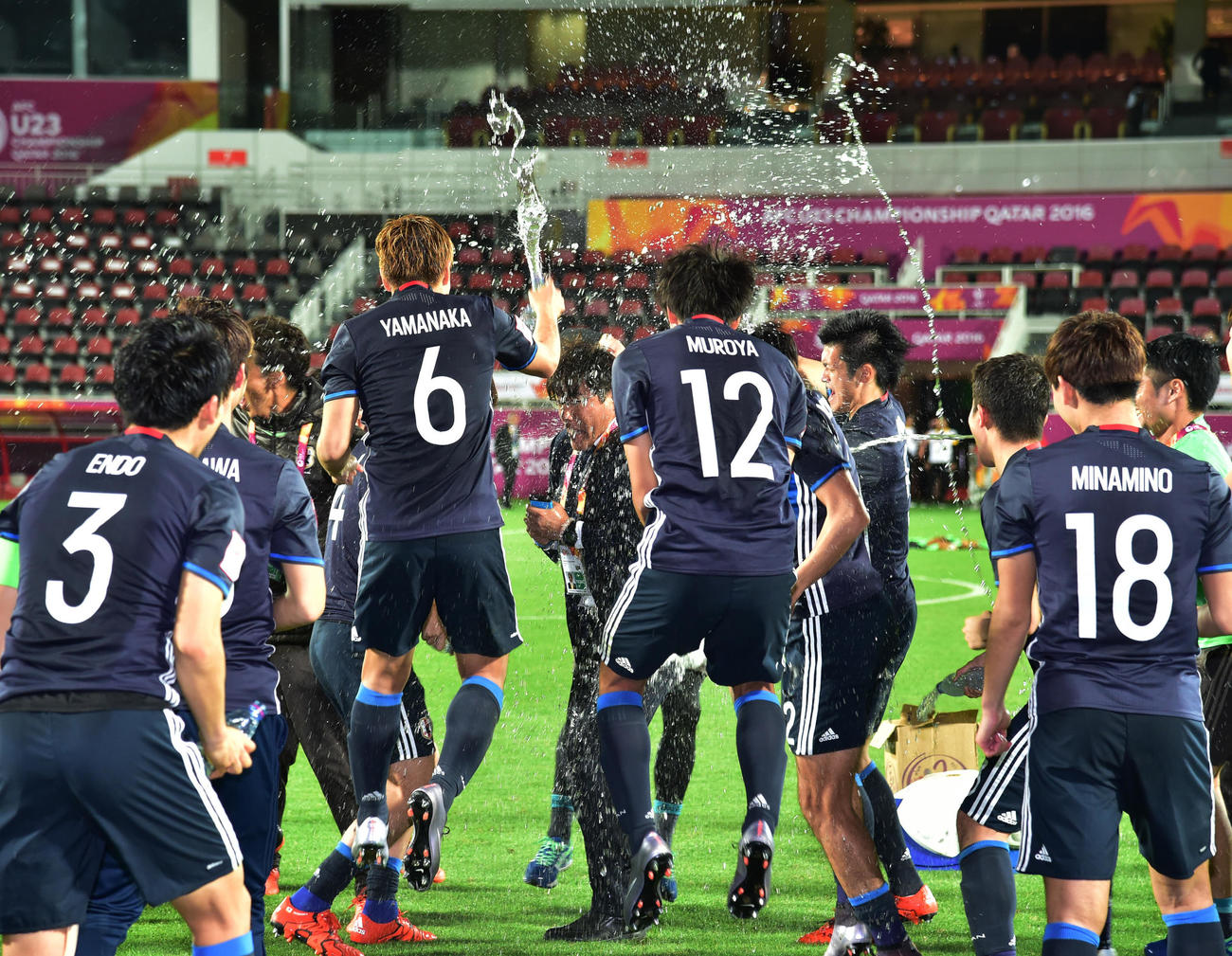 2016年1月26日、日本対イラク　五輪出場を決め手倉森監督に水を掛けてはしゃぐう日本イレブン