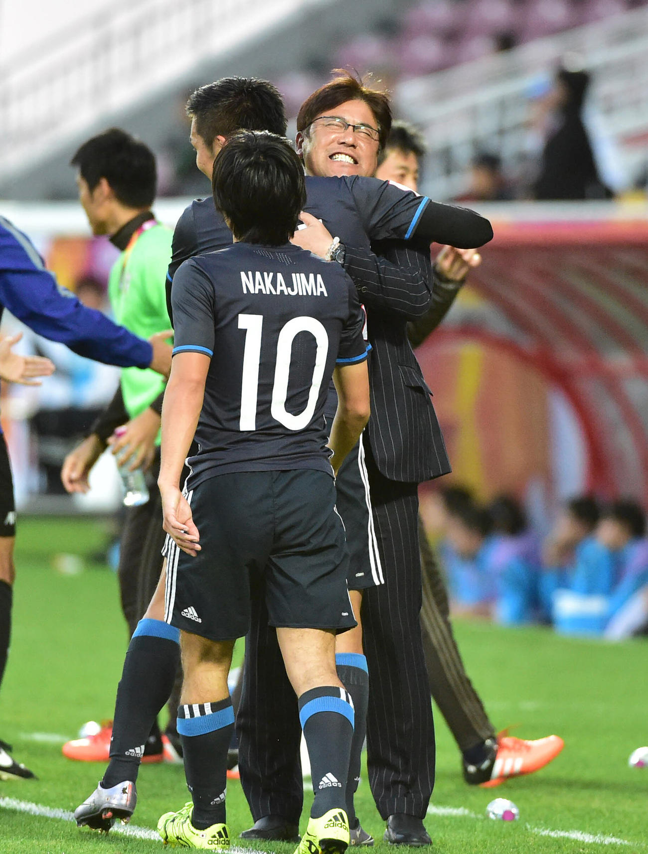 2016年1月26日、日本対イラク　前半、先制ゴールの久保裕也を歓喜の表情で抱きしめる手倉森監督