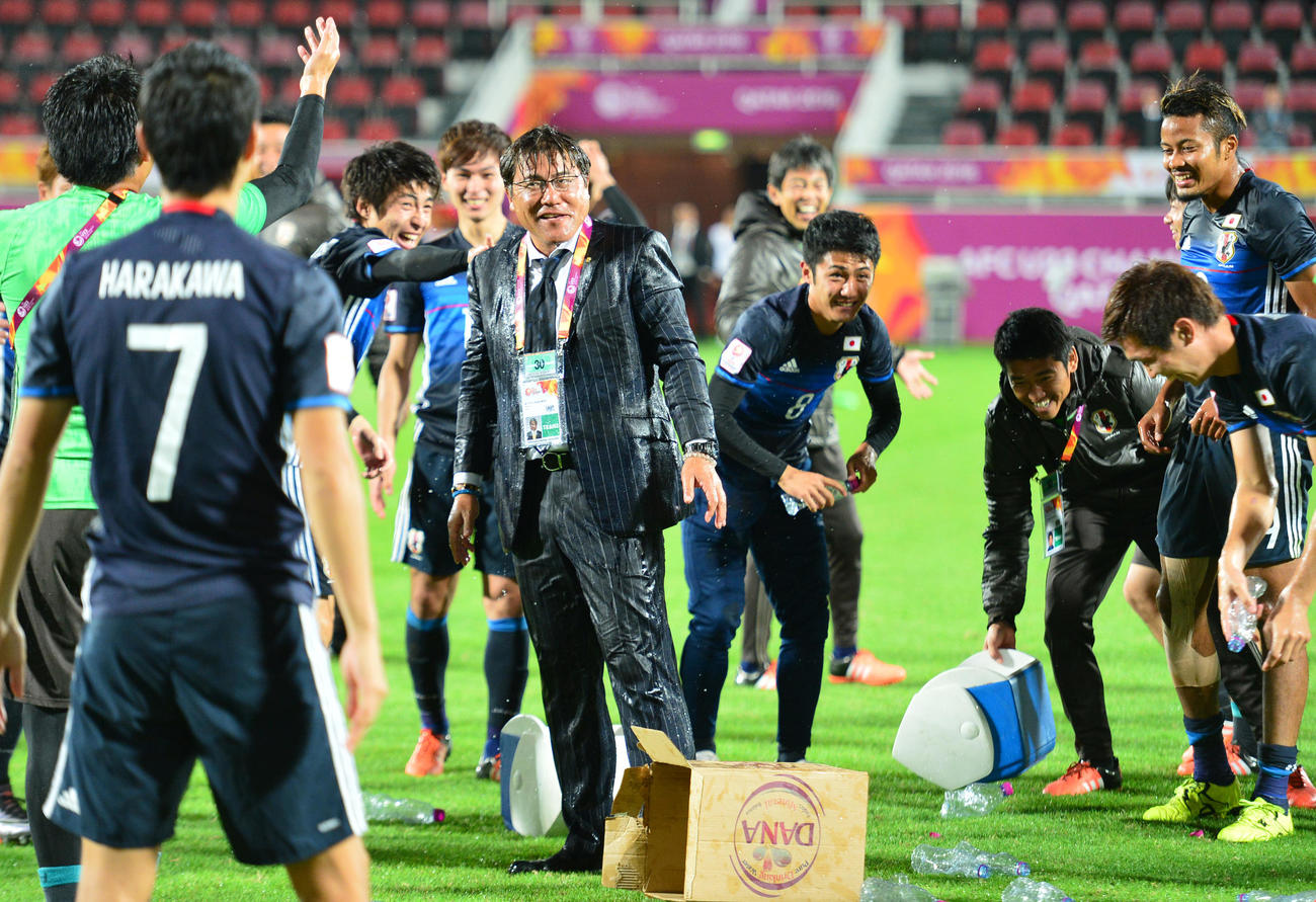 ドーハで行われたリオデジャネイロ五輪アジア最終予選（U－23アジア選手権）決勝トーナメント・準決勝　日本対イラク　水浸しになり笑顔を見せる手倉森誠監督（2016年1月26日）