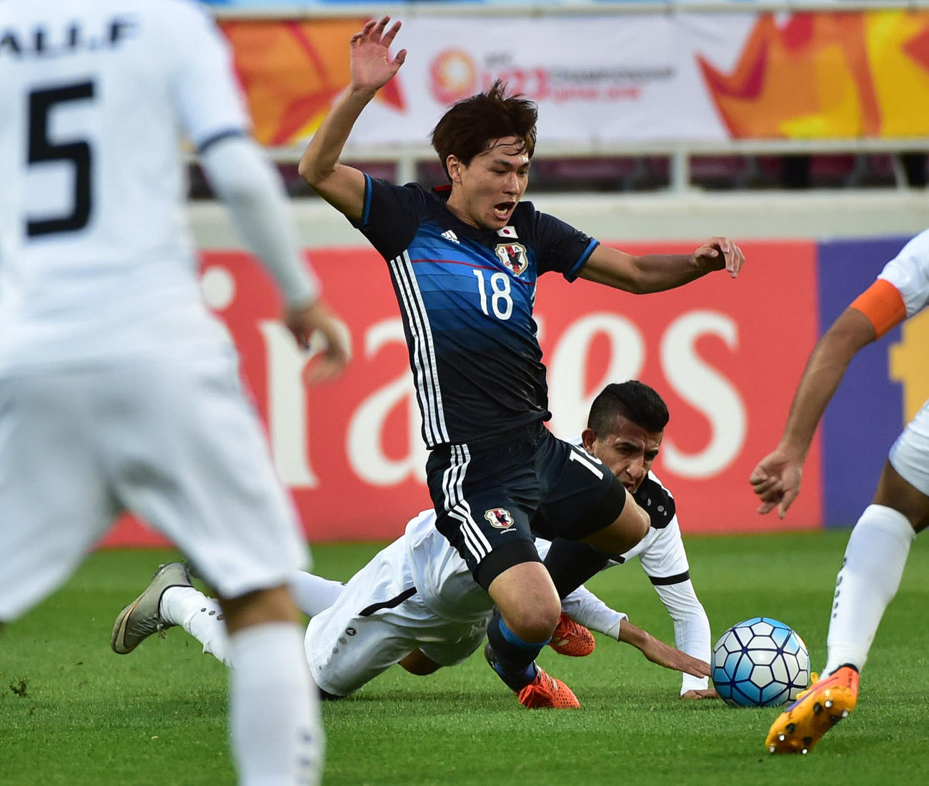 リオデジャネイロ五輪アジア最終予選（U－23アジア選手権）決勝トーナメント・準決勝　日本対イラク　日本対イラク　前半、後方からファウルを受ける南野（2016年1月26日）