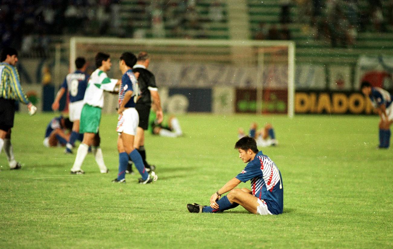 94年W杯アメリカ大会アジア最終予選　日本対イラク　ロスタイムに同点ゴールを浴びて、W杯初出場を逃し、ピッチで座り込んでガックリとうなだれる三浦知良。その後、この試合を「ドーハの悲劇」と語り継がれている（1993年10月28日）