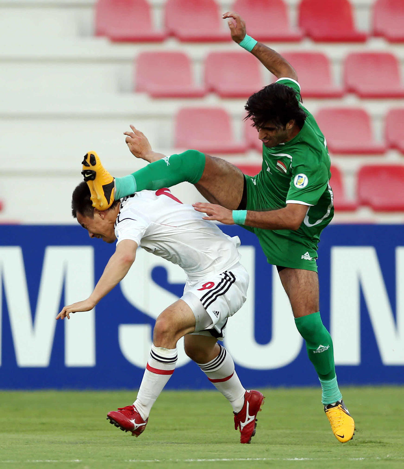 ドーハで行われたブラジルW杯アジア最終予選　日本対イラク　相手のキックを頭に受ける岡崎（2013年6月11日）