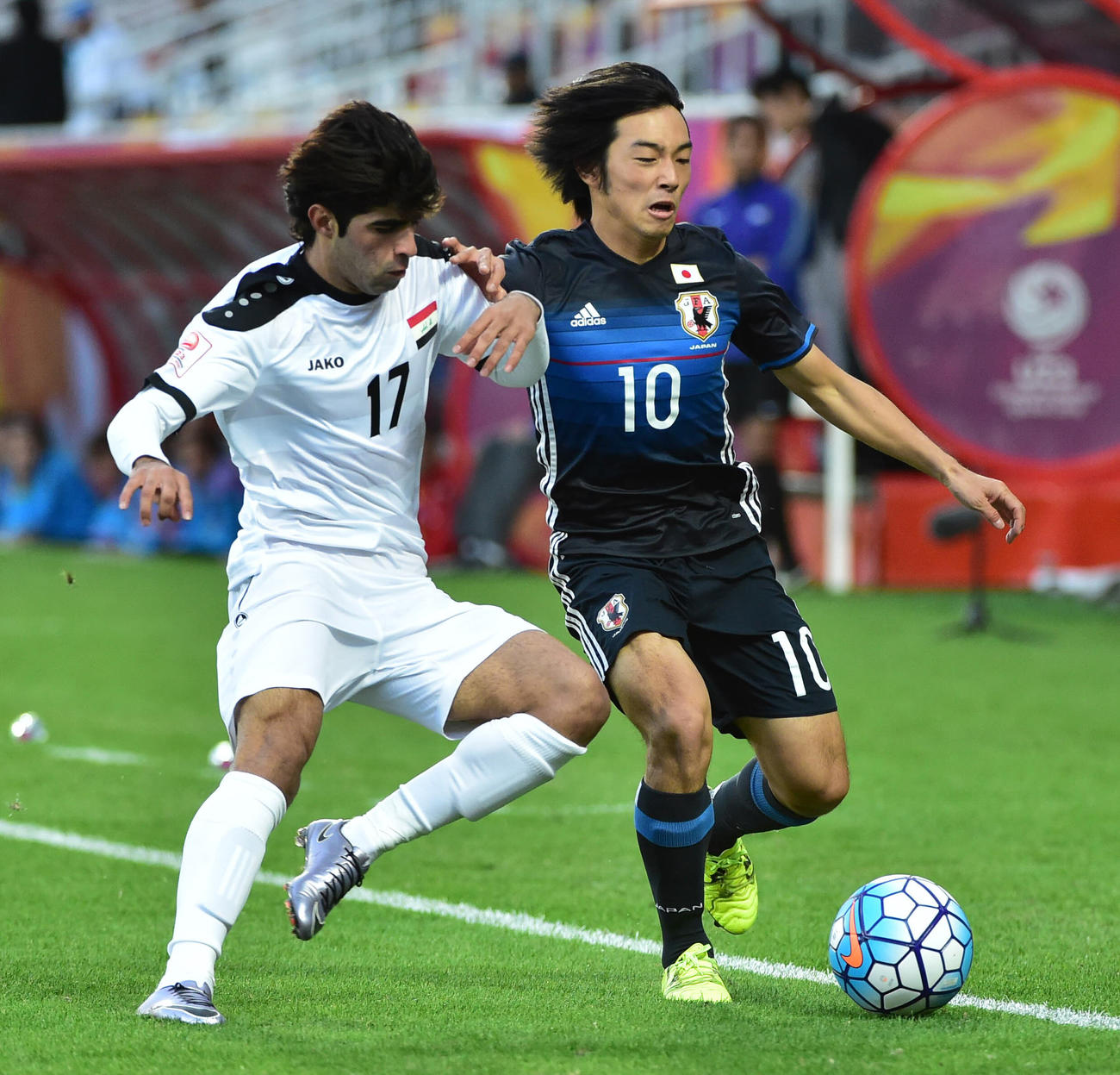 リオデジャネイロ五輪アジア最終予選（U－23アジア選手権）決勝トーナメント・準決勝　日本対イラク　日本対イラク　前半、アラー（左）と競り合う中島（2016年1月26日）