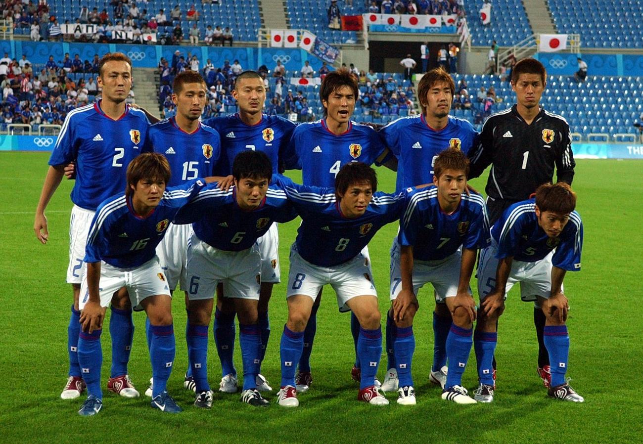 アテネ五輪　パラグアイ戦の日本代表先発イレブン　後方左からDF田中マルクス闘莉王、MF徳永悠平、DF茂庭照幸、DF那須大亮、FW高松大樹、GK曽ケ端準、前列左からFW大久保嘉人、MF今野泰幸、MF小野伸二、MF森崎浩司、MF阿部勇樹（04年8月12日撮影）