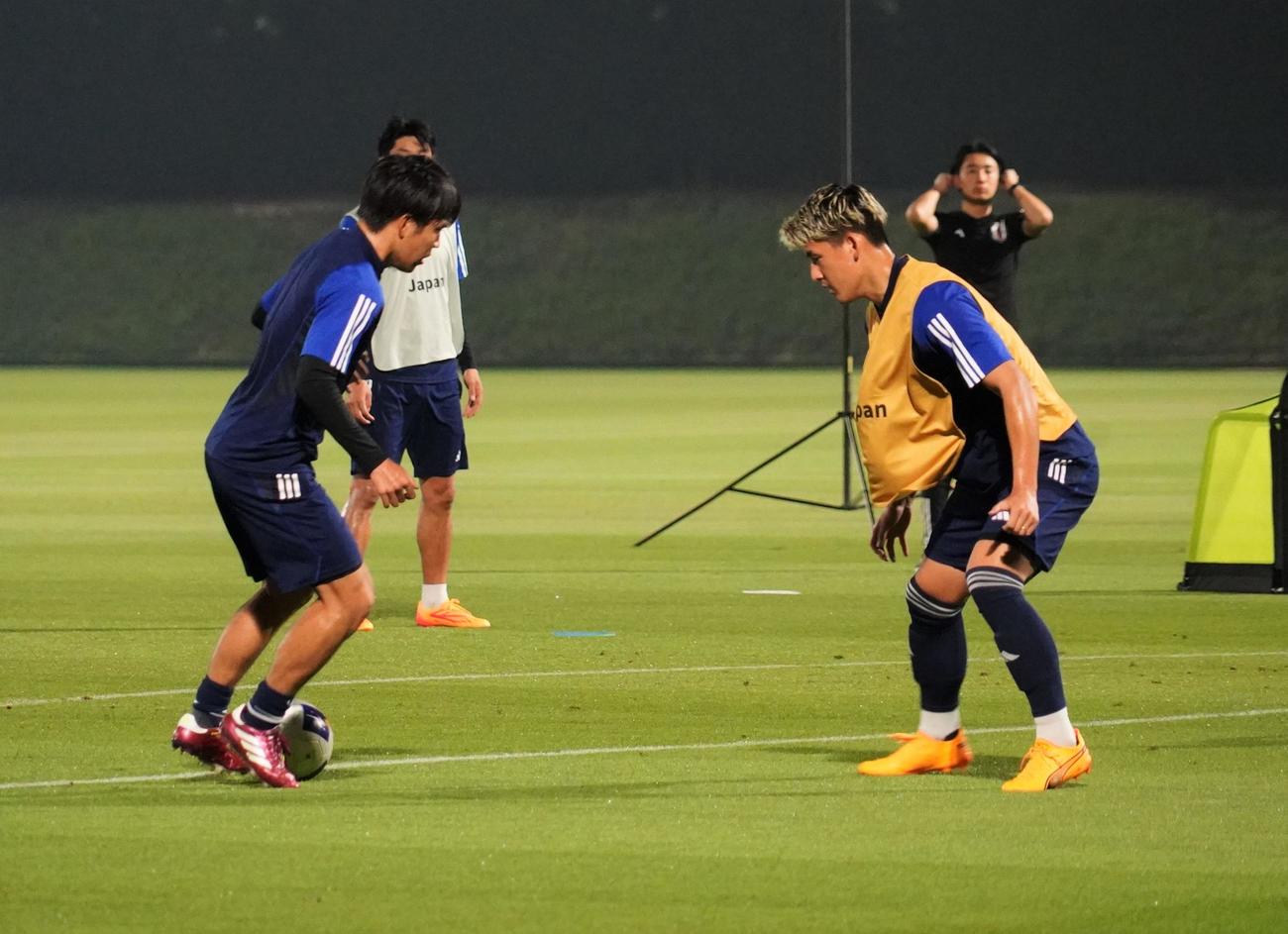イラク戦に向けて調整するMF田中聡（左）とDF西尾隆矢（24年4月27日）