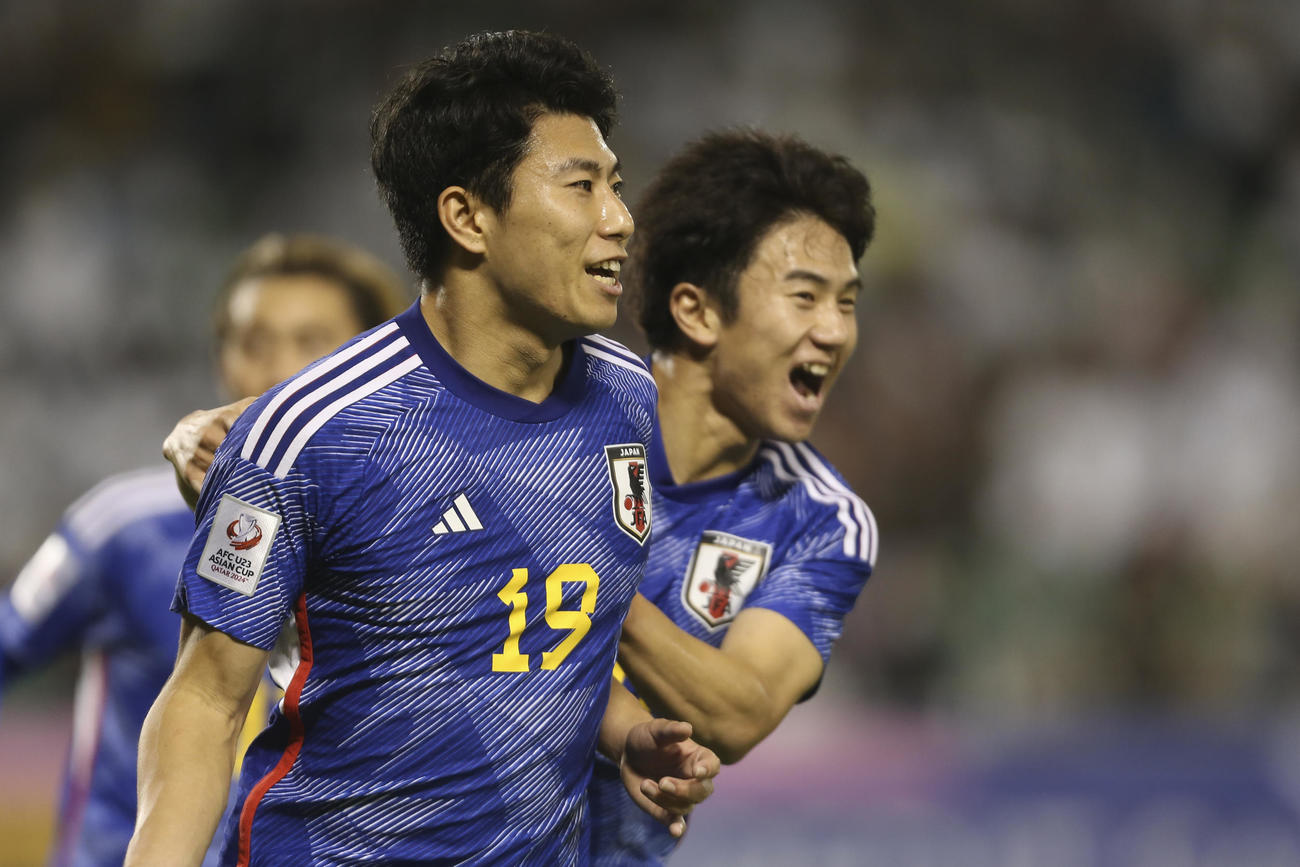 先制ゴールを決め喜ぶ細谷（手前）（AP）