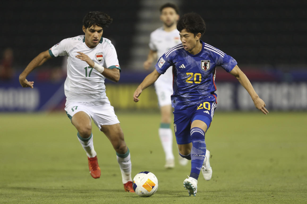 日本対イラク　ムスタファ（左）と競り合う平河（AP）
