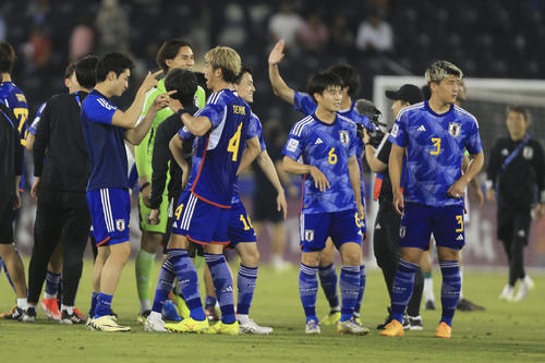 日本対イラク　イラクを下し歓喜する日本の選手たち（AP）