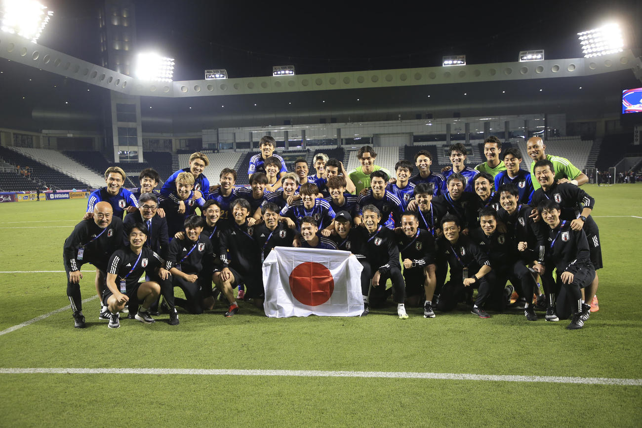 パリ五輪出場を決め、笑顔で記念写真に納まるU－23日本代表（AP)