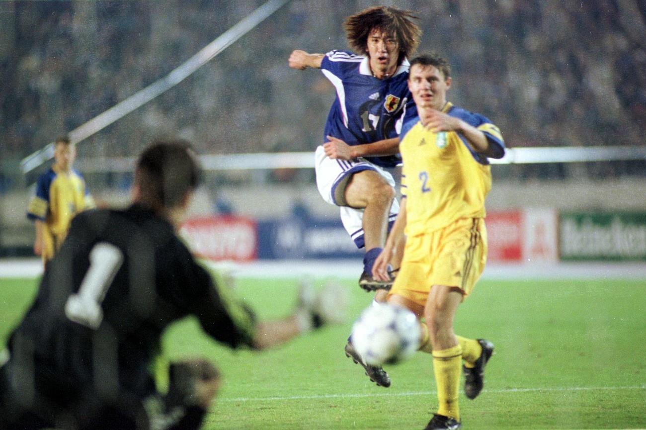 1999年11月、シドニー五輪アジア最終予選　日本対カザフスタン　後半25分、MF中村俊輔のアシストから決勝ゴールをきめる日本FW平瀬智行。右はカザフスタンDFコズーリン
