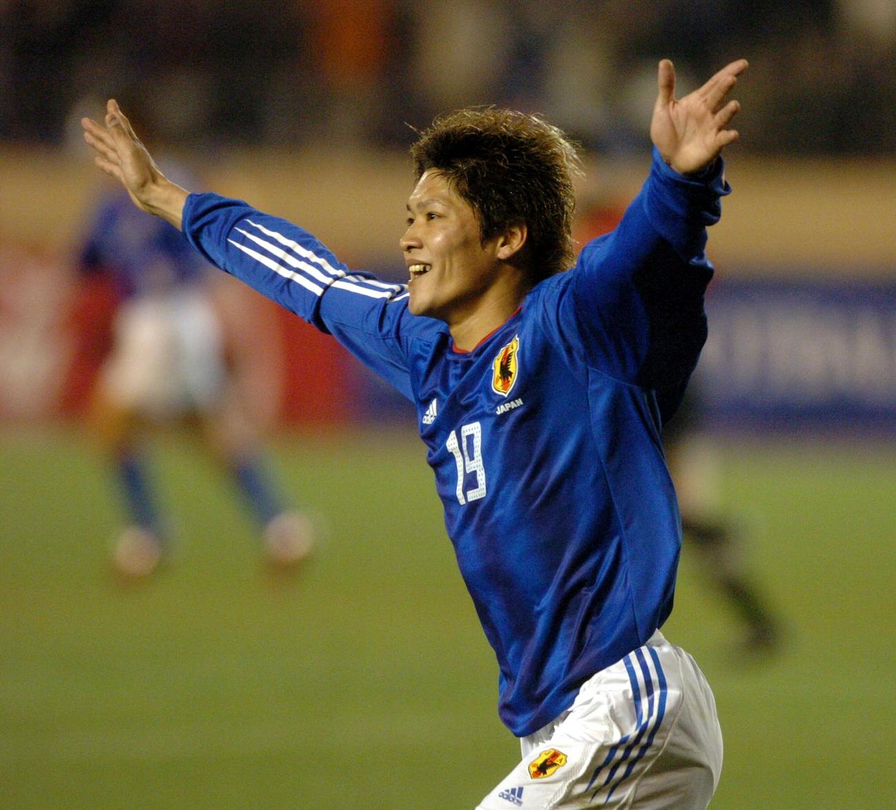 2004年3月18日、アテネ五輪アジア最終予選　日本対UAE　前半42分、チーム2点目のゴールを決め両手を上げ喜ぶ大久保嘉人
