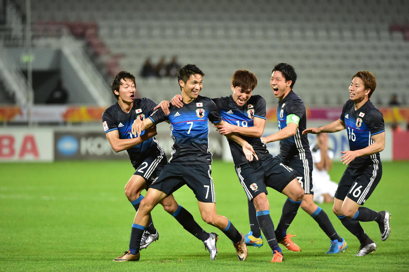 リオデジャネイロ五輪アジア最終予選（U－23アジア選手権）決勝トーナメント・準決勝　日本対イラク　日本対イラク　後半ロスタイム、決勝ゴールを決めた原川（左から2人目）は同僚の祝福に最高の笑顔を見せる。左から室屋、1人おいて南野、遠藤、浅野（2016年1月26日）
