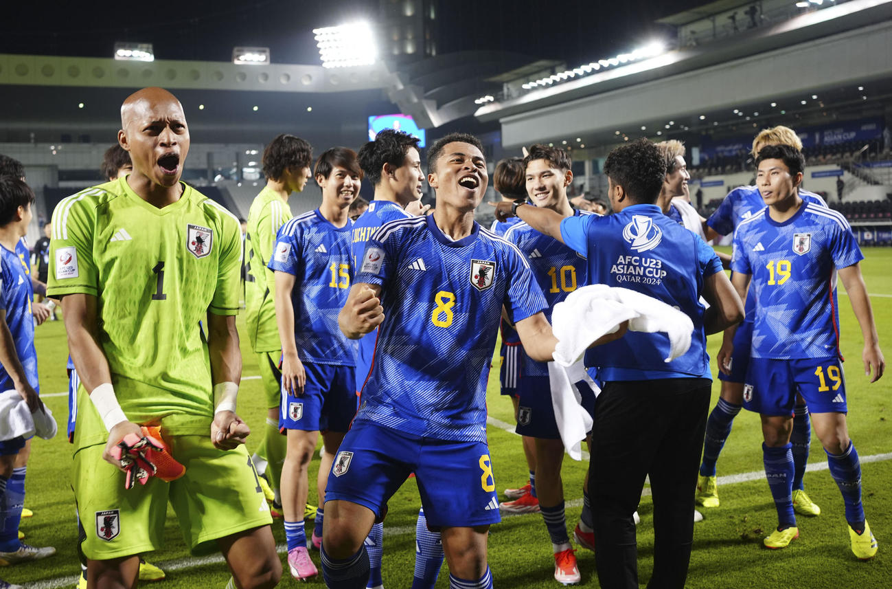 サッカーU－23アジア・カップ準決勝でイラクに勝利し8大会連続12度目の五輪出場を決め、喜ぶ藤田譲瑠チマ（8）ら（共同）