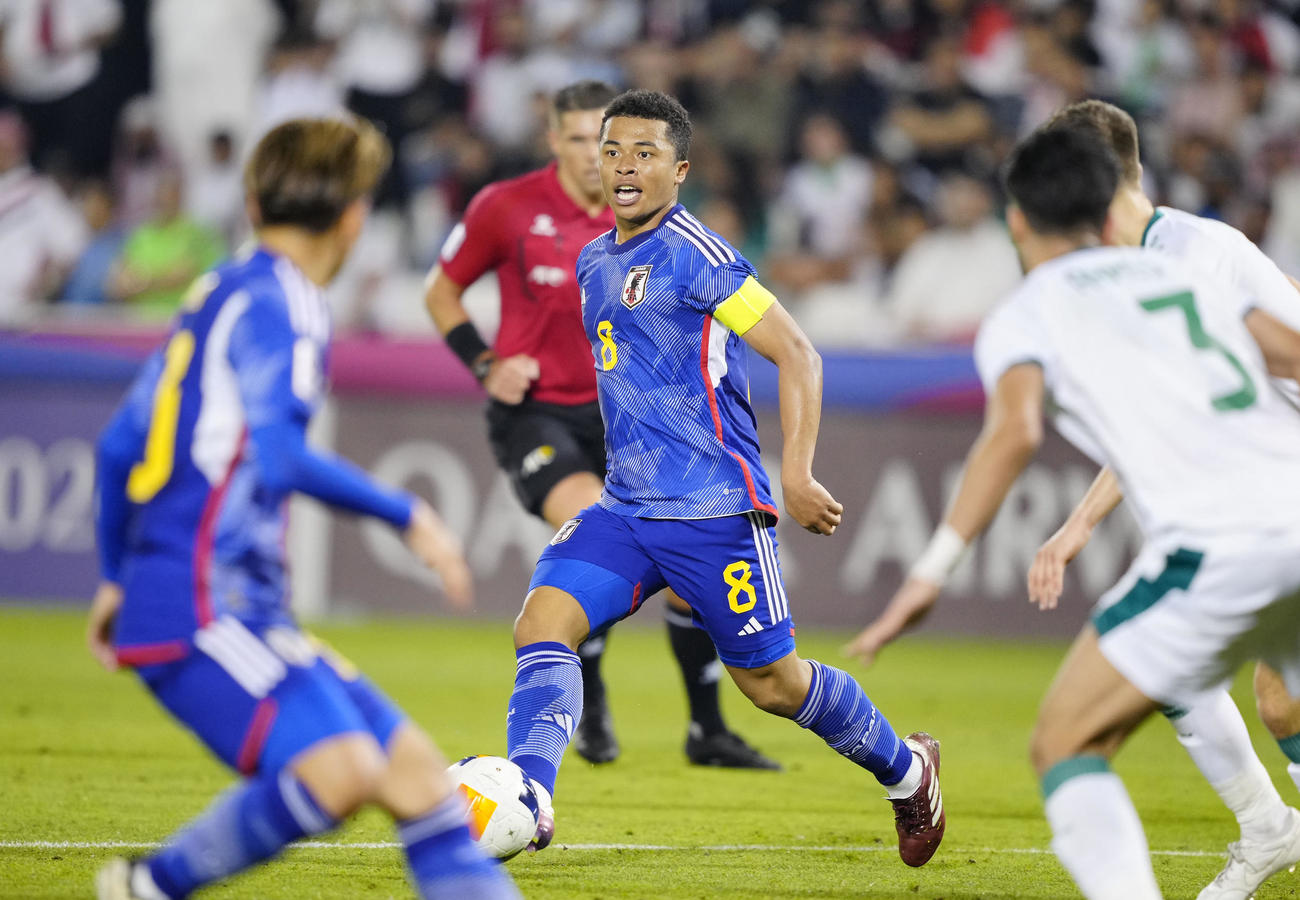日本－イラク　後半、攻め込む藤田（中央）（共同）