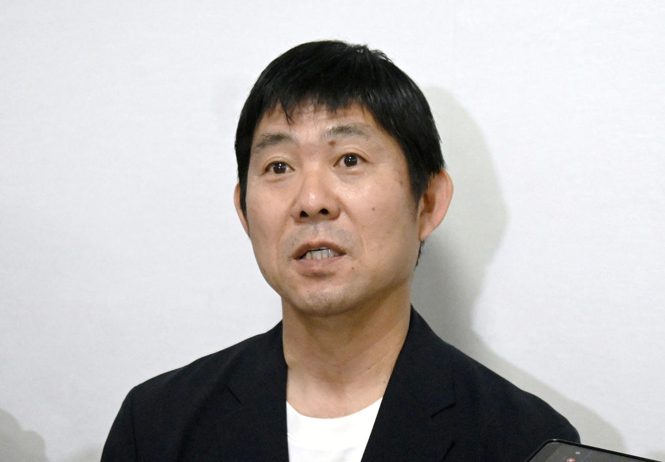 成田空港で取材に応じる森保監督（共同）