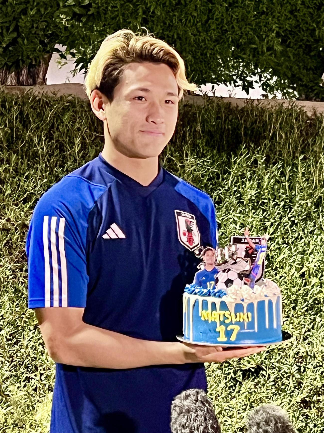 4月30日に21歳の誕生日を迎えてケーキをプレゼントされたU－23日本代表MF松木玖生（撮影・佐藤成）