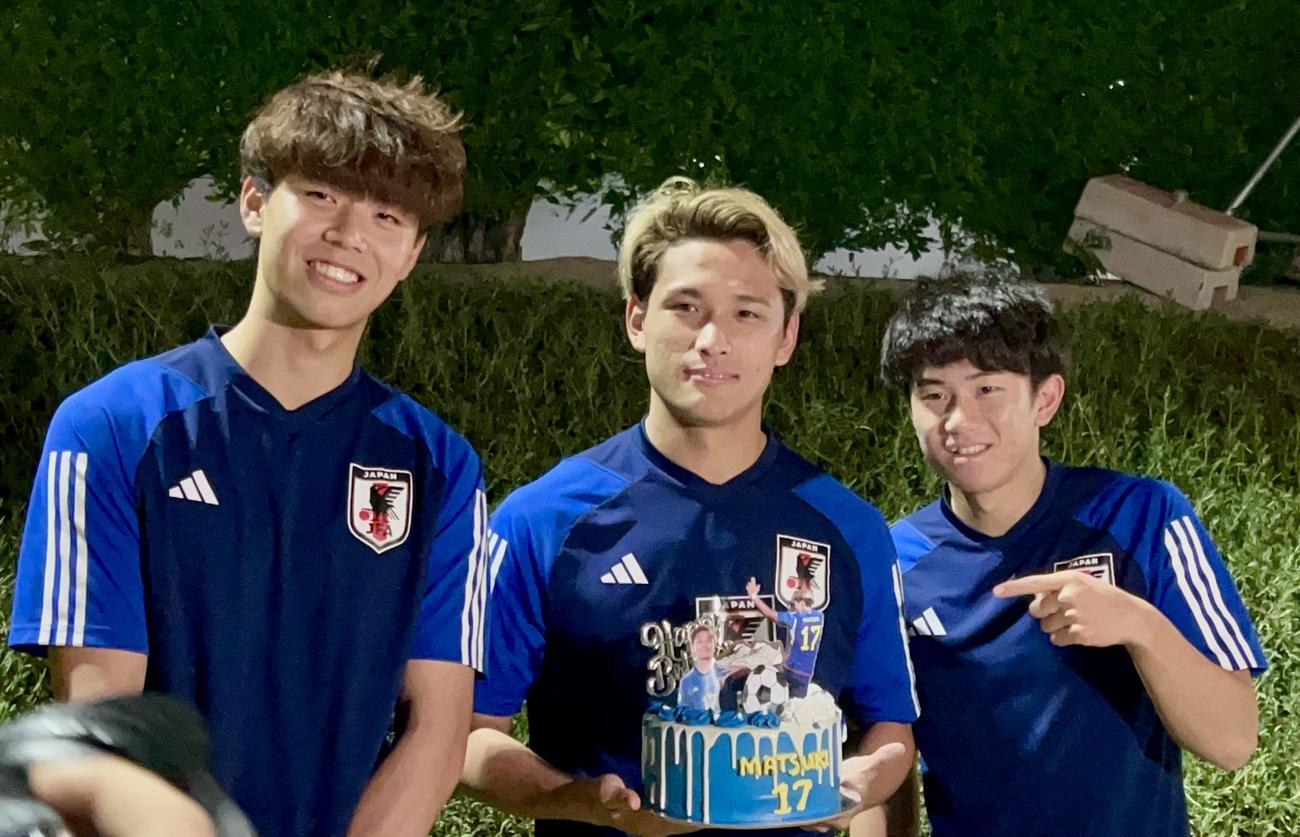 4月30日に21歳の誕生日を迎えてケーキをプレゼントされたU－23日本代表MF松木玖生（中央）。左はDF高井幸大。右はMF平河悠（撮影・佐藤成）