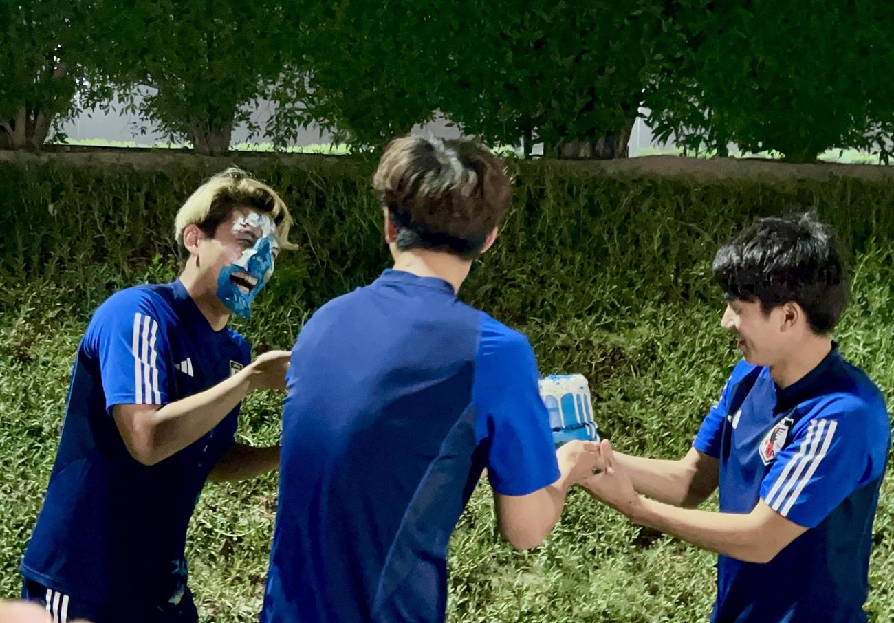 チームメートから4月30日に迎えた誕生日を祝福されるU－23日本代表MF松木玖生（左）（撮影・佐藤成）