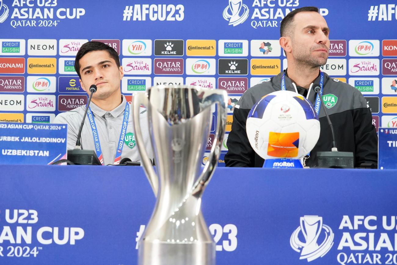 U－23アジア杯カタール大会決勝日本戦に向けた前日会見に出席したU－23ウズベキスタン代表MFジャロリディノフ（左）とカパーゼ監督（撮影・佐藤成）