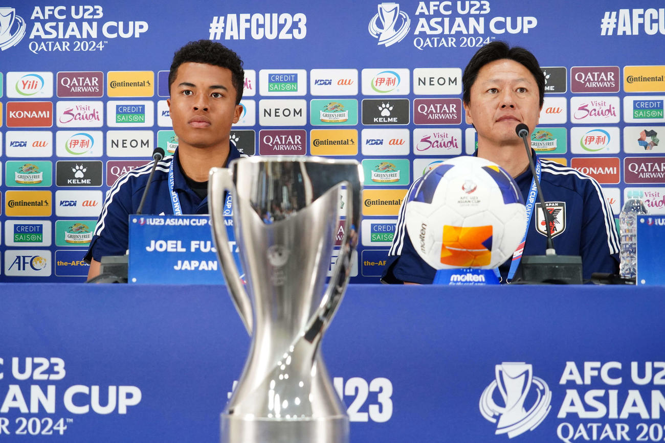 U－23アジア杯カタール大会決勝ウズベキスタン戦に向けた前日会見に出席したU－23日本代表藤田主将（左）と大岩監督（撮影・佐藤成）