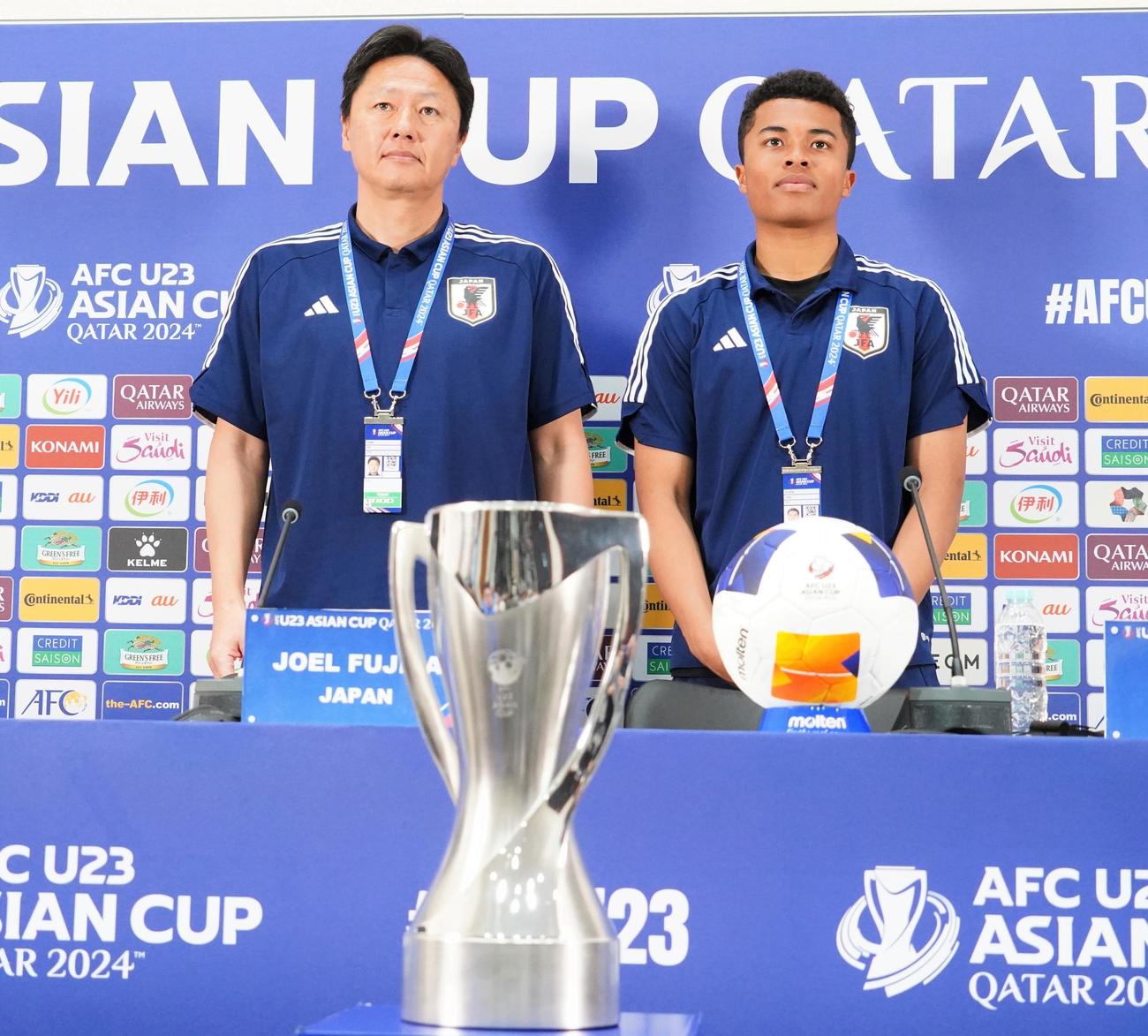 U－23アジア杯カタール大会決勝ウズベキスタン戦に向けた前日会見に出席したU－23日本代表MF藤田譲瑠チマ主将（左）と大岩剛監督（撮影・佐藤成）