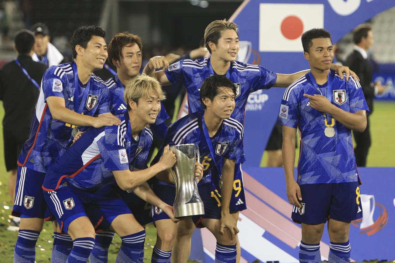 カップを手に歓喜のU－23日本代表（AP)