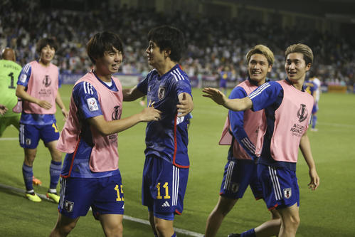 日本対ウズベキスタン　先制ゴールを決めた山田はチームメートに祝福される（AP）