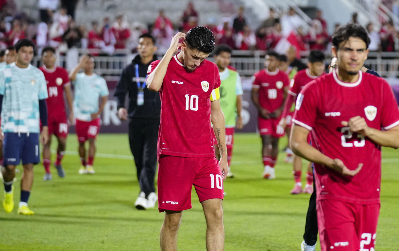 3位決定戦でイラクに敗れ、うつむくインドネシアのハブナー（10）（共同）