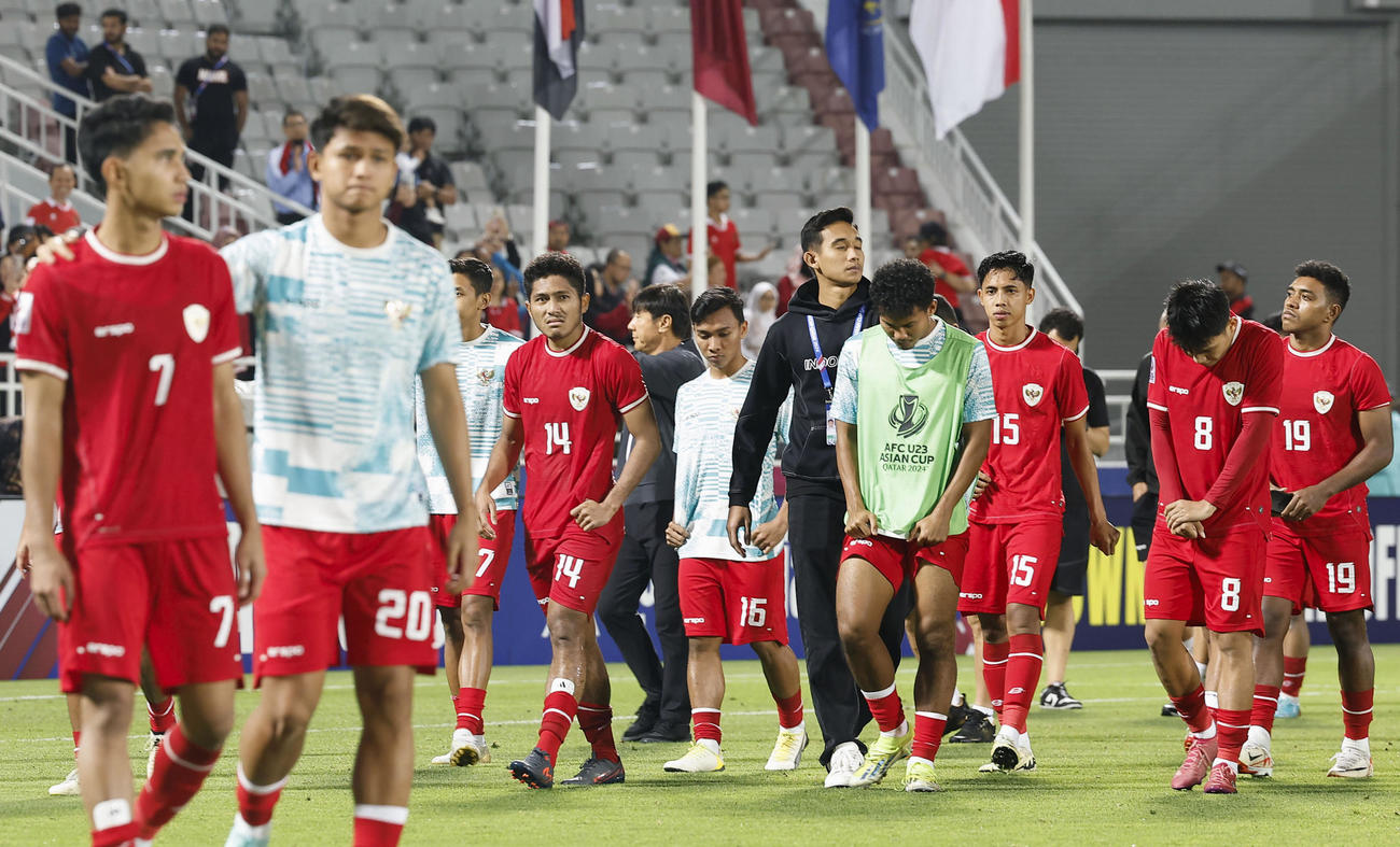 3位決定戦でイラクに敗れ、肩を落とすインドネシアの選手ら＝ドーハ（共同）