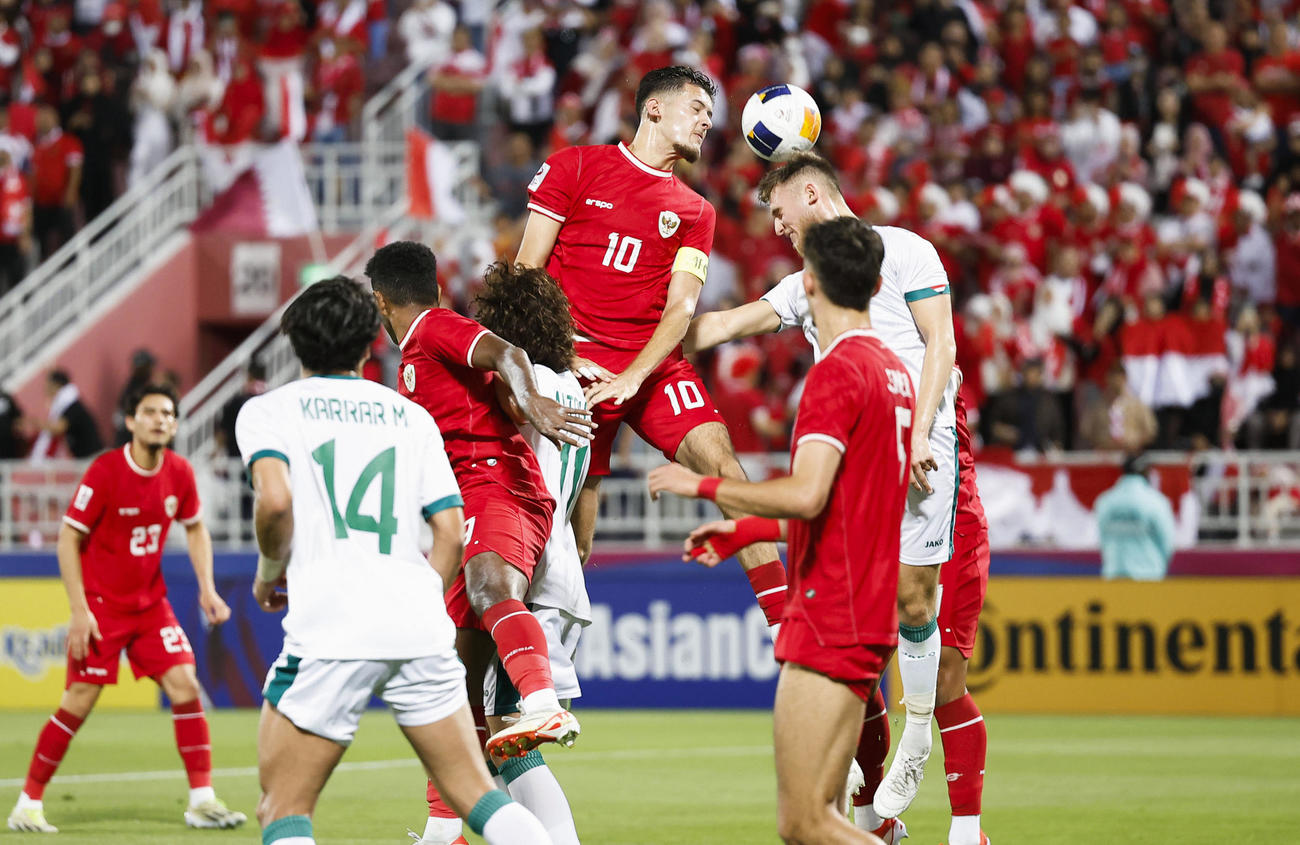 イラク戦で競り合うインドネシアのハブナー（中央）ら（共同）