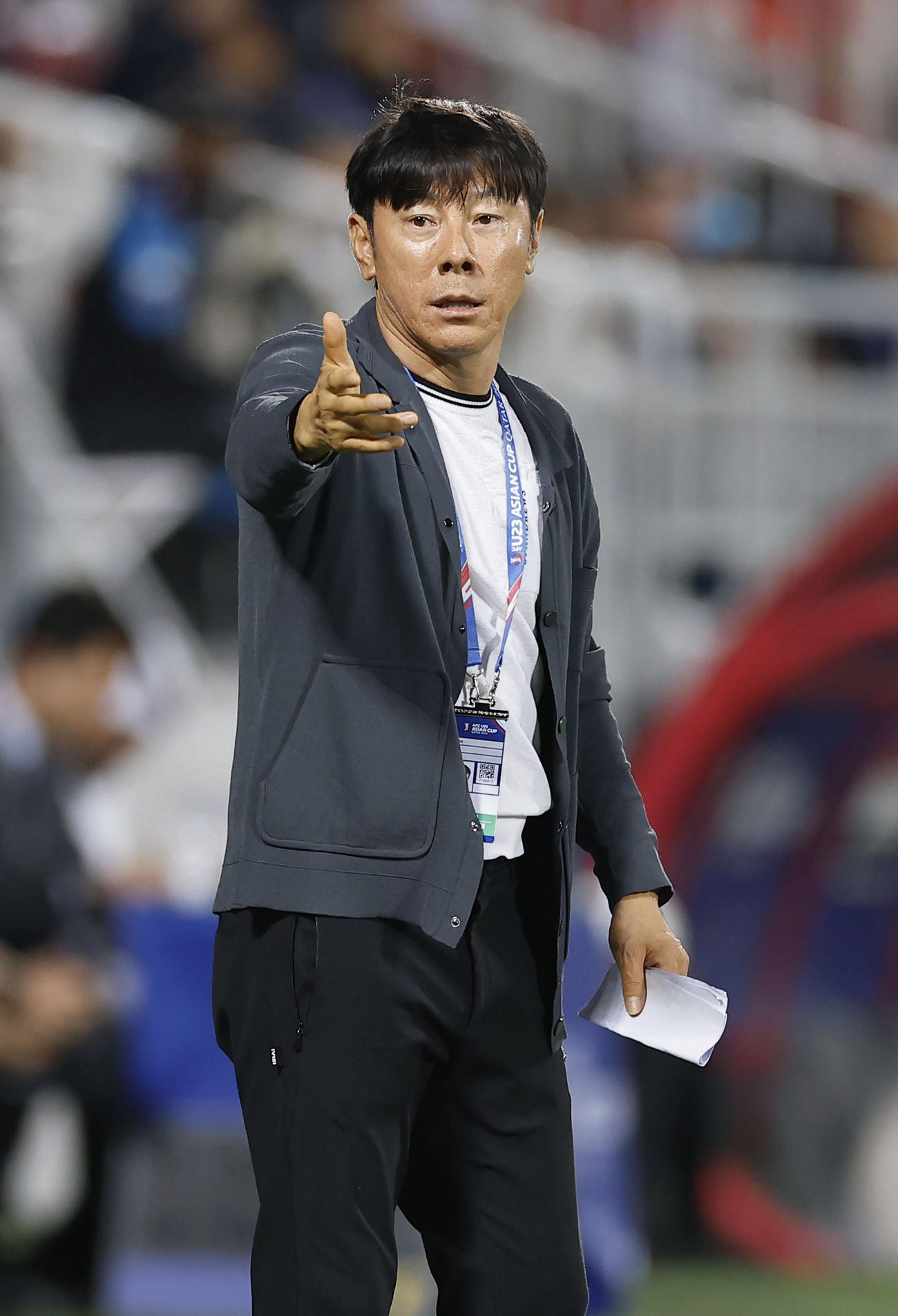 イラク戦で指示を出すインドネシアの申台龍監督（共同）