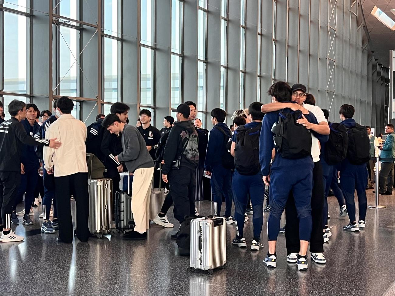 空港で別れを惜しむU－23日本代表メンバーとスタッフ（撮影・佐藤成）
