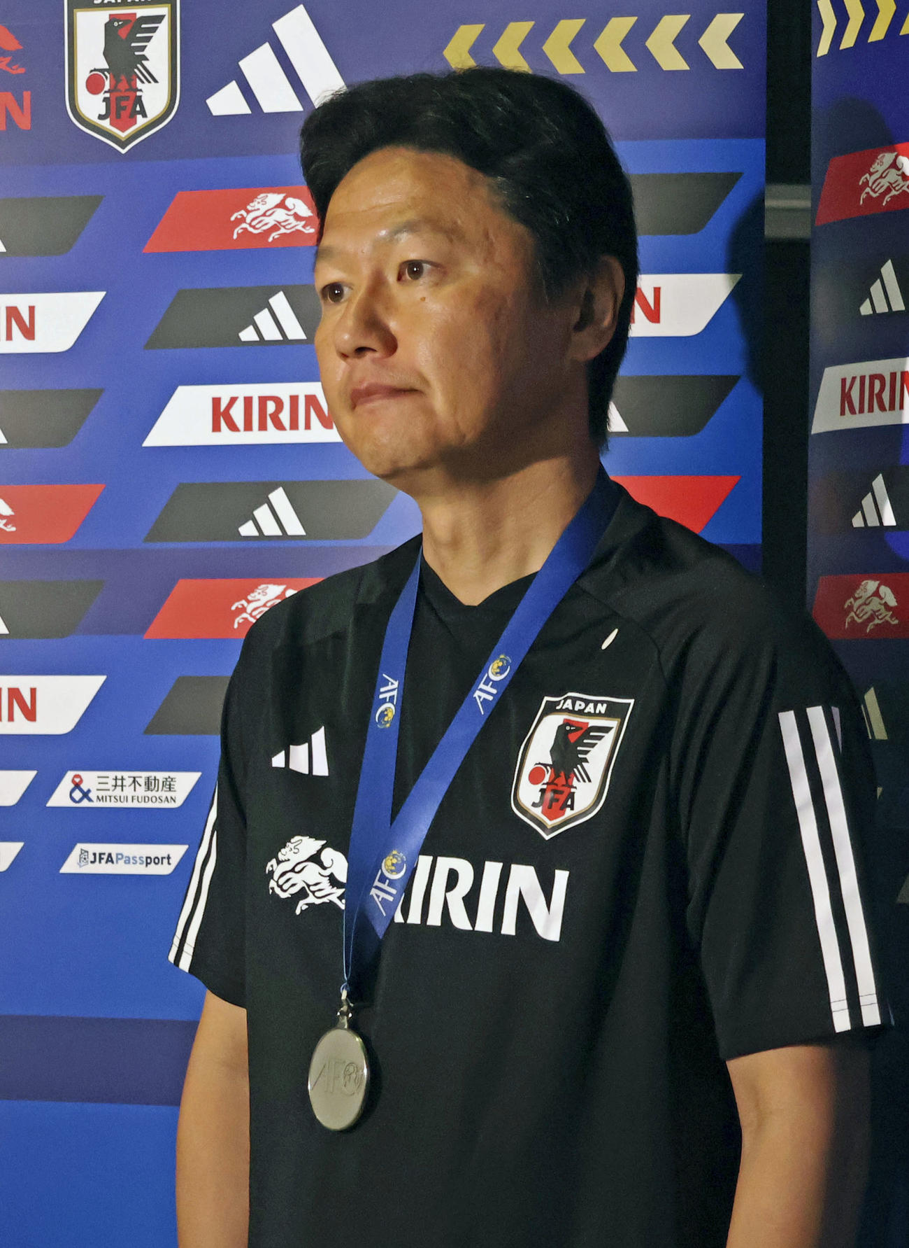 アジア杯から帰国し取材に応じるサッカー男子U23代表の大岩監督（共同）