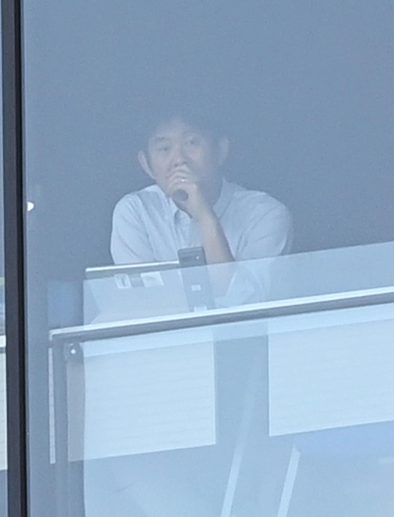 川崎F対札幌　試合をチェックする日本代表森保監督（撮影・山崎安昭）