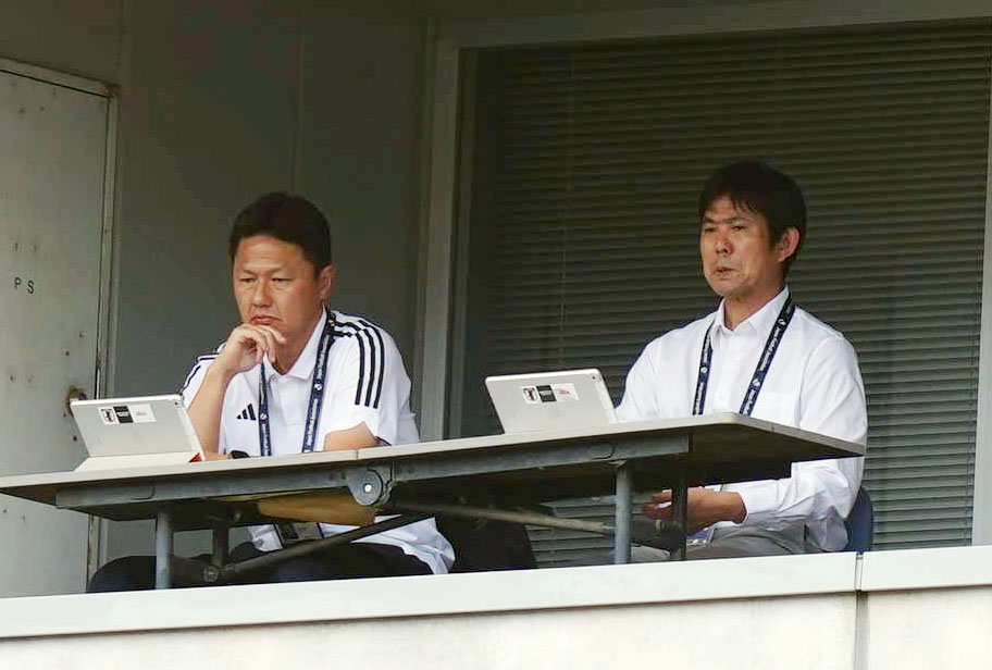鹿島対東京V　後半、視察するU－23大岩監督（左）と森保監督（撮影・狩俣裕三）
