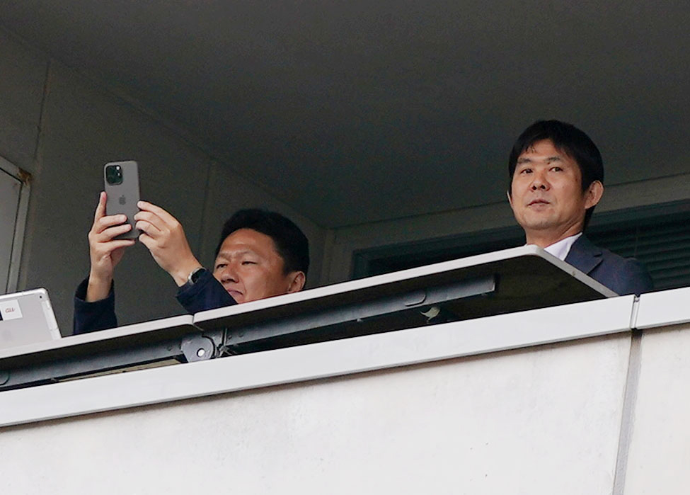 鹿島対東京V　前半、視察するU－23大岩監督（左）と森保監督（撮影・狩俣裕三）