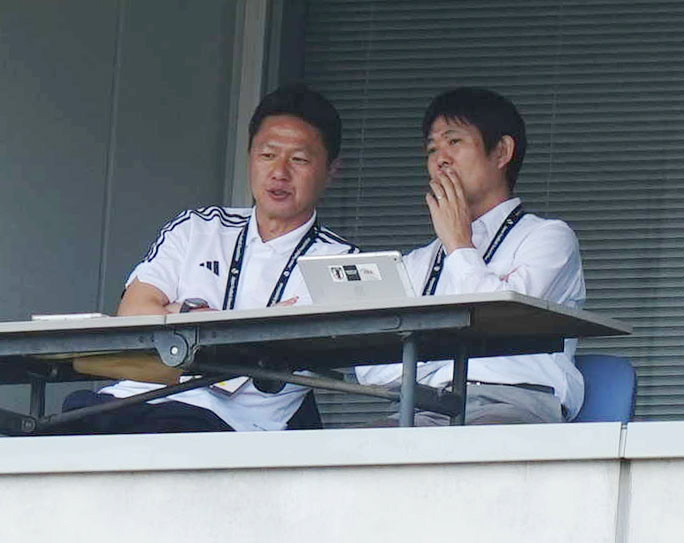 鹿島対東京V　後半、話をしながら視察するU－23大岩監督（左）と森保監督（撮影・狩俣裕三）