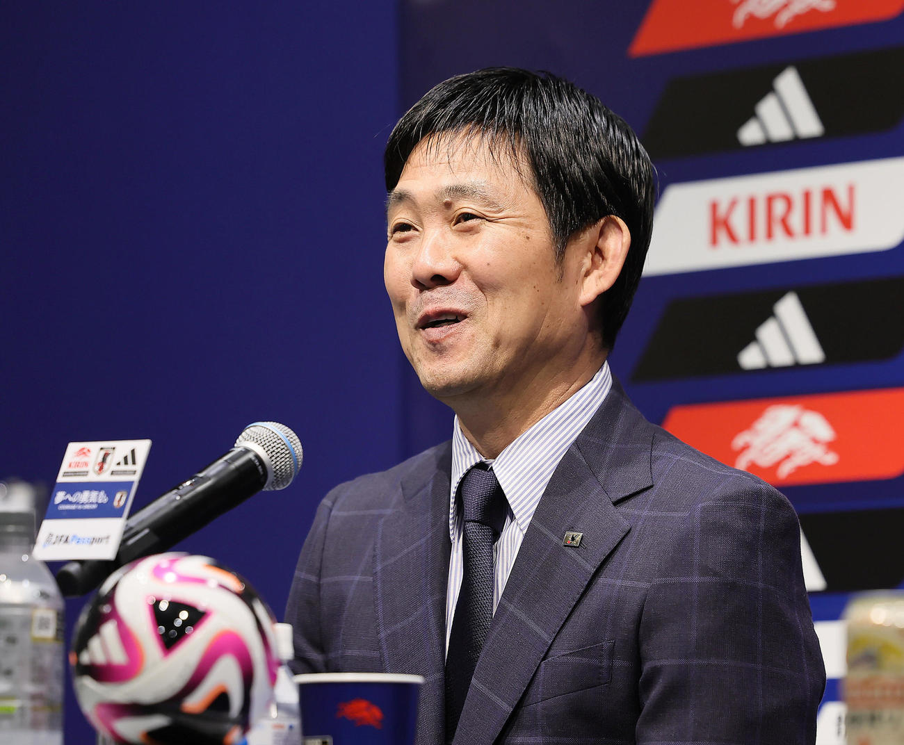 日本代表メンバー発表会見で笑顔を見せる森保監督（撮影・足立雅史）