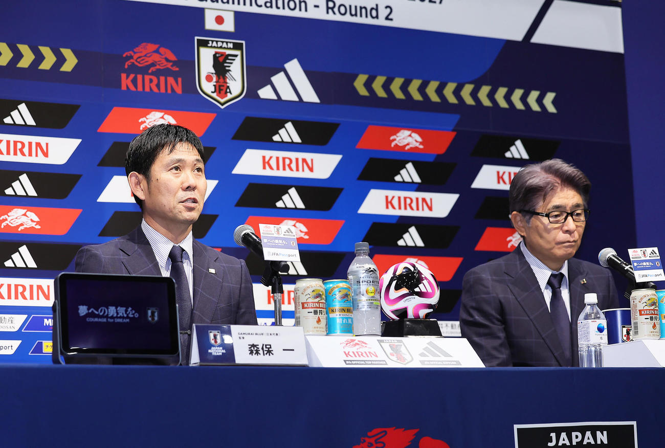 日本代表メンバー発表会見に臨む森保監督（左）と山本チームダイレクター（撮影・足立雅史）