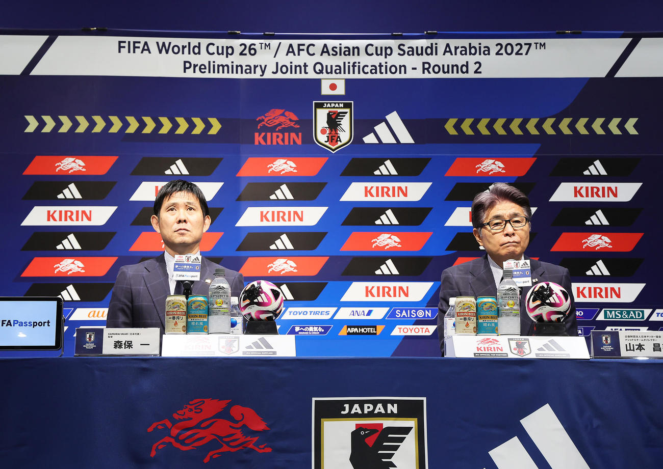 日本代表メンバー発表会見に臨む森保監督（左）と山本チームダイレクター（撮影・足立雅史）