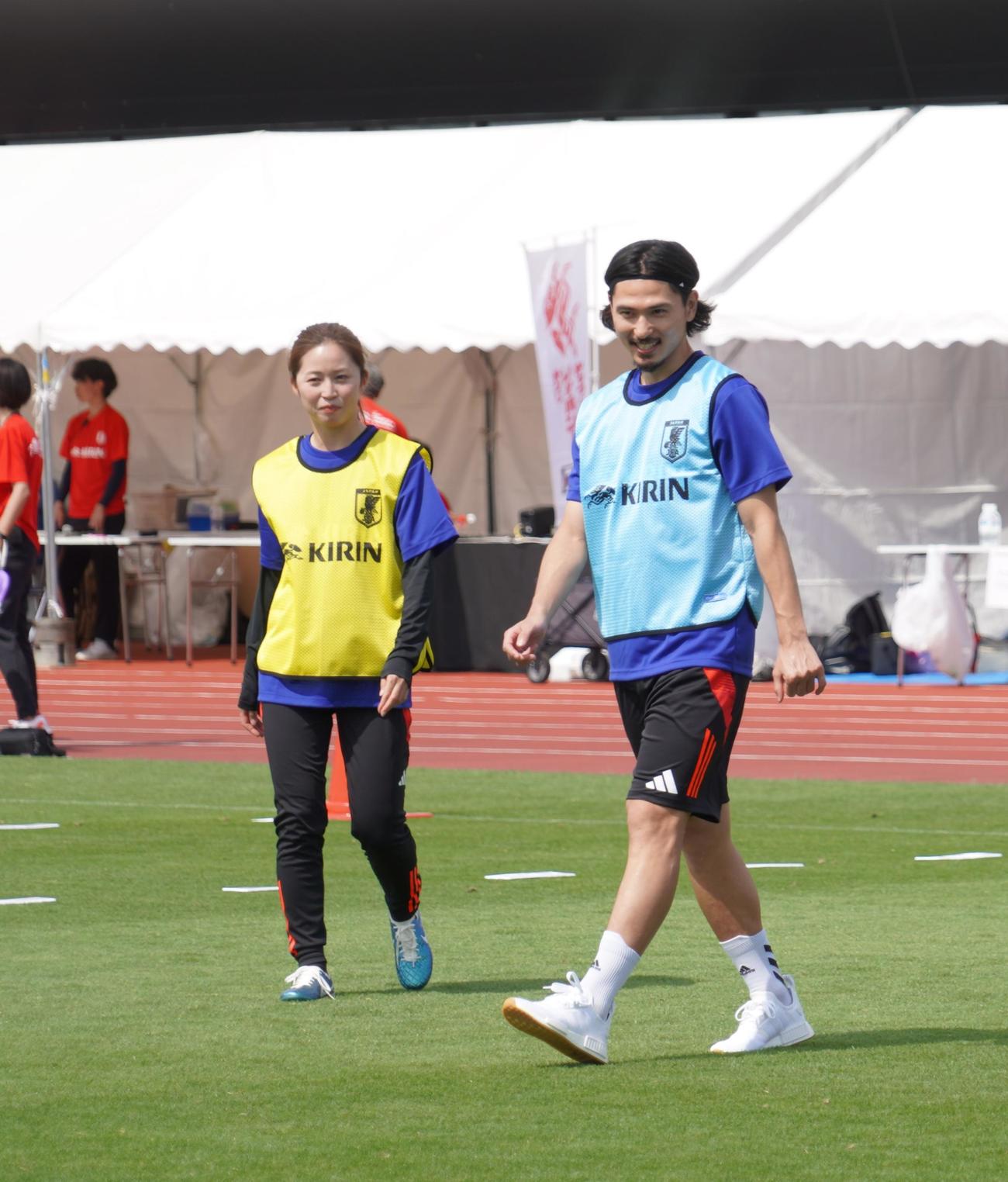 ウオーキングサッカーイベントに出席した女子日本代表DF清水梨紗と日本代表MF南野拓実（撮影・佐藤成）