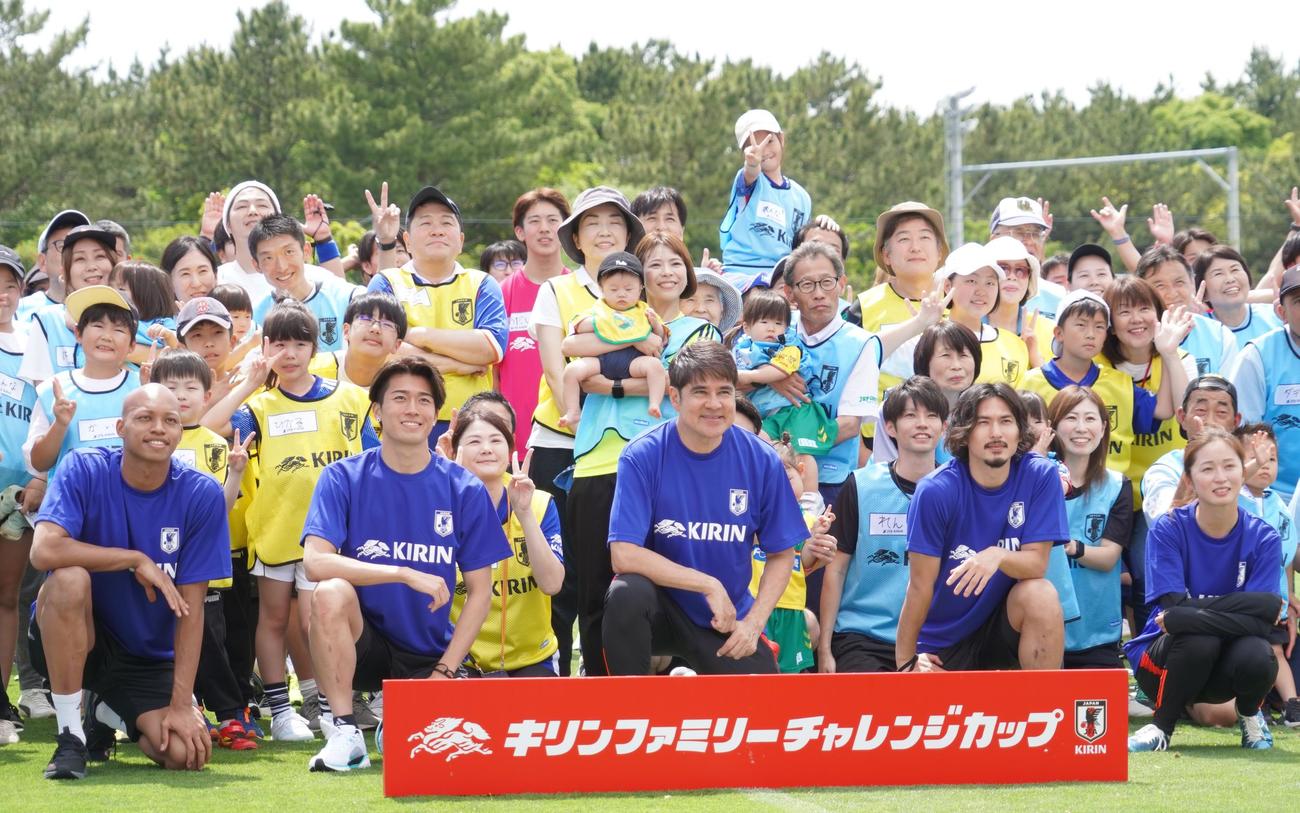 ウオーキングサッカーイベントに出席した、左からU－23日本代表GK小久保玲央ブライアン、日本代表MF中村敬斗、永島昭浩さん、日本代表MF南野拓実、女子日本代表DF清水梨紗（撮影・佐藤成）