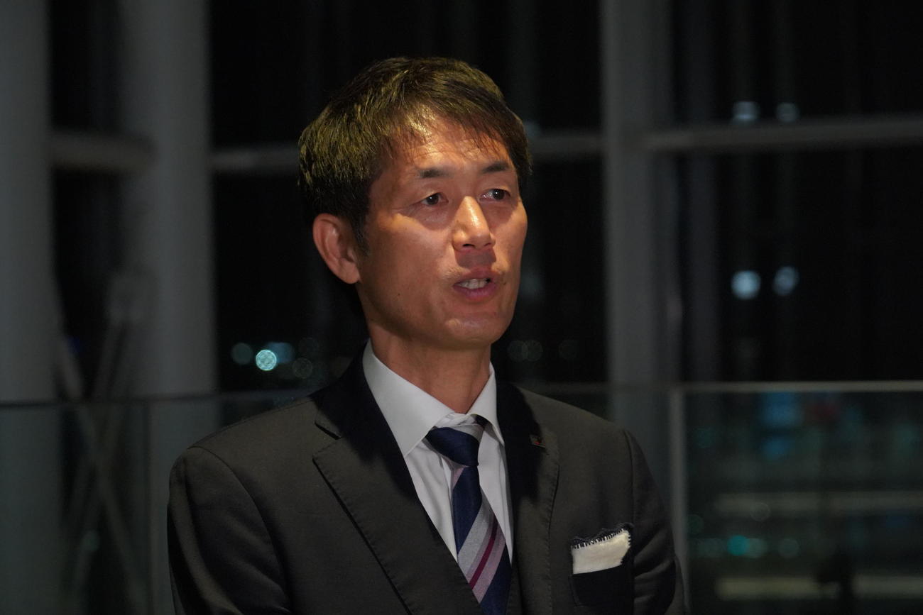 スペイン遠征前に空港取材に応じるサッカー女子日本代表池田監督（撮影・佐藤成）